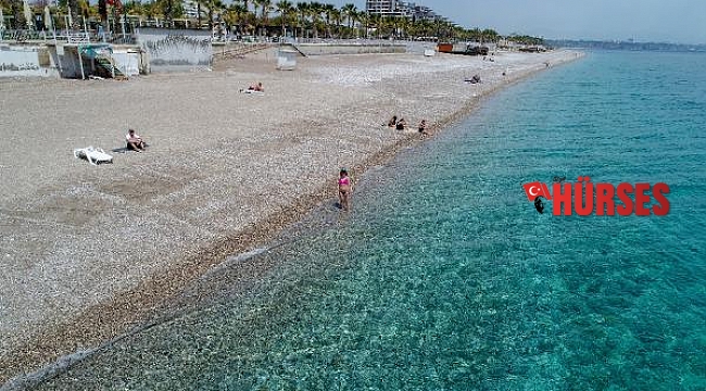 Antalya'da denetim arttı, sahil boşaldı