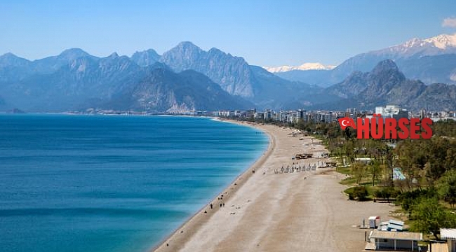 Antalya'da güneşli havanın tadını turistler çıkardı