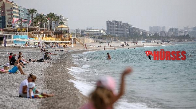 Antalya'da sıcaklık 30 dereceye ulaştı, sahiller doldu