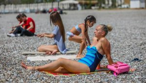 Antalya'da 'tam kapanma' öncesi sahil keyfi