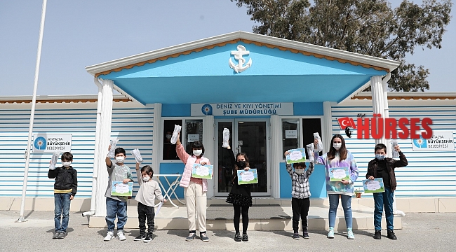 Antalya'nın çocuk su elçilerine matara hediye edildi