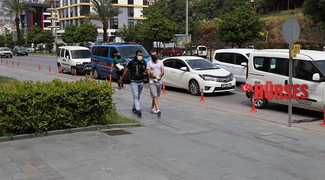 Araçta uyuşturucu ticaretine polis baskını