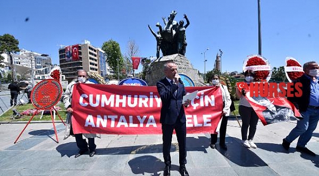 Atatürk Anıtı'na 23 Nisan çelengi