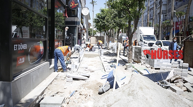 Atatürk Caddesi'nin batı kaldırımı yenileniyor