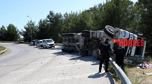 Beton mikseri devrildi, sıkışan sürücüyü itfaiye kurtardı