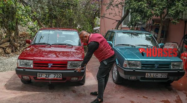 'Boyasına taş değer' diye iki otomobilini trafiğe çıkarmıyor