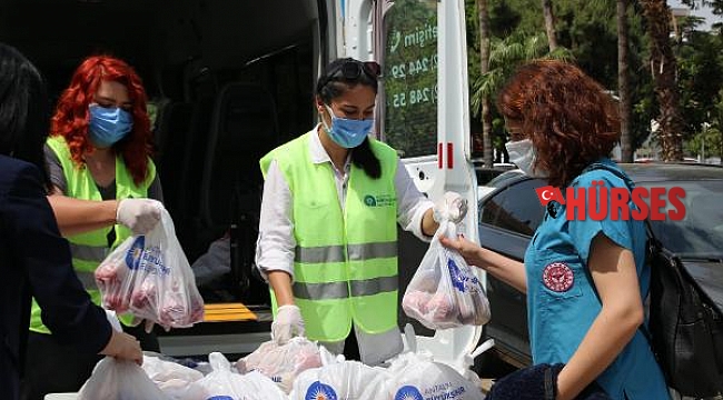 Büyükşehir sağlık çalışanlarına elma dağıttı