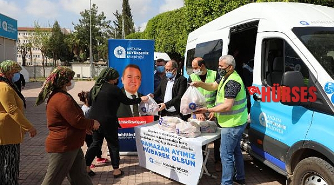 Büyükşehir, üreticinin elinde kalan elmayı satın alarak vatandaşa dağıttı