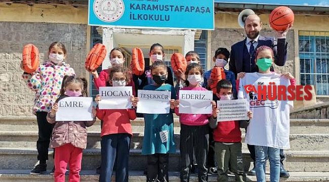 Çocukluk hayalini çocuklarla yaşıyor