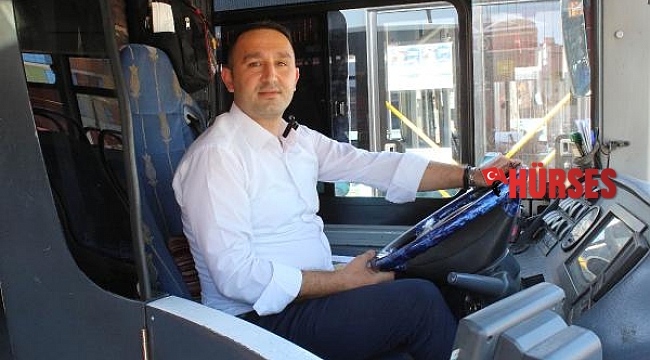 Darbedilen kadını kurtaran otobüs şoförüne bıçak çekip, tehdit ettiler