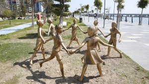 El ele tutuşan çocuk heykelleri onarıldı