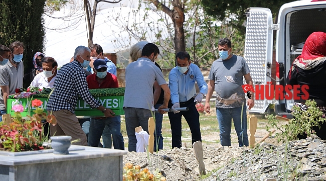 Evinde ölü bulunan kadın gözyaşları arasında toprağa verildi