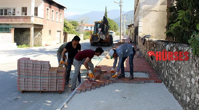 Finike Atatürk Caddesi'nde kaldırım çalışması sürüyor