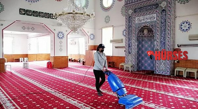 Finike'de, cami ve mescitlere Ramazan temizliği