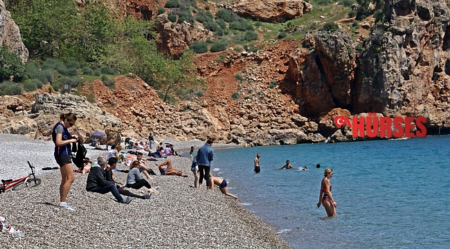 Güneşi gören sahile koştu