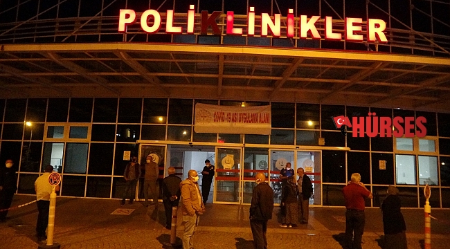İftarını yapan 55 yaş üzeri vatandaşlar aşı için hastaneye koştu