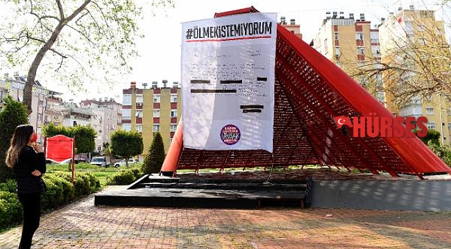 Kaldırılan dilekçe, Al Yazma Anıtı'na asıldı