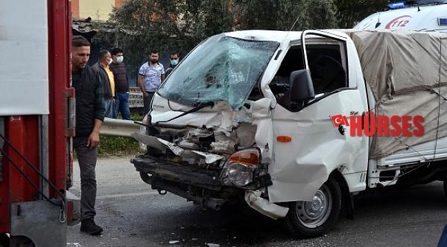 Kamyonet TIR'a arkadan çarptı, sürücü yaralandı