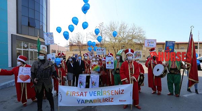 Kepez'de balonlar 'Otizmde farkındalık' için havalandı
