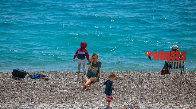 Kısıtlama öncesi Konyaaltı Sahili'ne akın ettiler