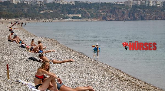 Kısıtlamadan muaf turistlerin sahil keyfi