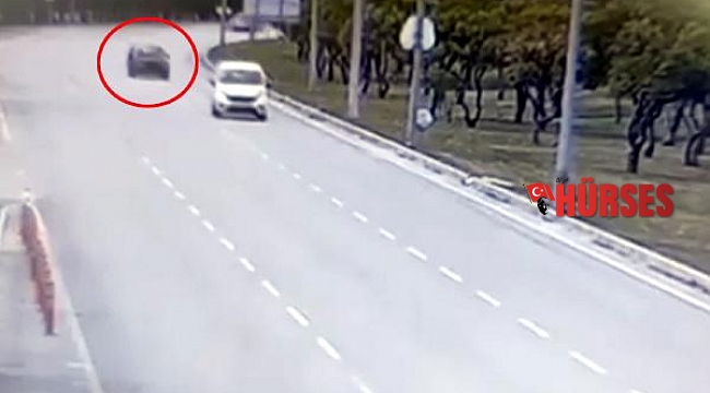 Kontrolden çıkan otomobil direğe çarpıp parçalandı