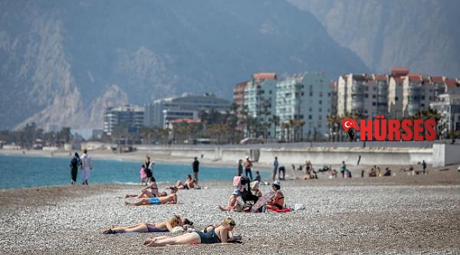 Konyaaltı Sahili kısıtlamadan muaf turistlere kaldı