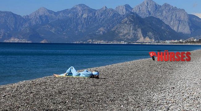Konyaaltı Sahili'nde güneşlenen tek turist