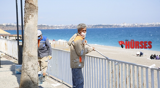 Konyaaltı Sahili'nde sezona hazırlık çalışmaları başladı