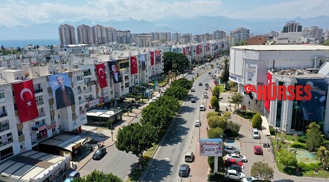 Muratpaşa, bayraklarla donatıldı