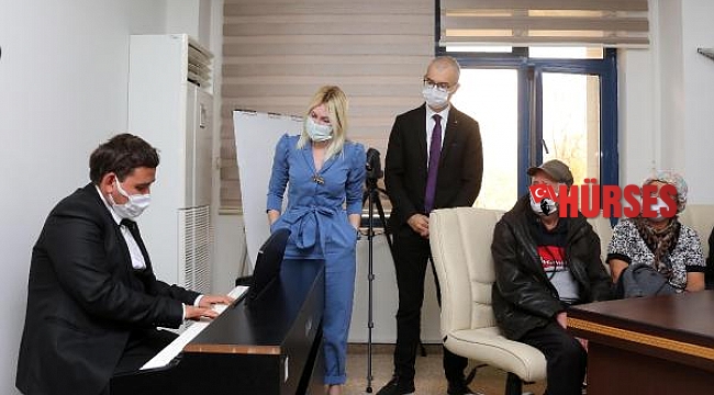 Otizmli Taylan'dan Rektör Özkan'a piyano resitali