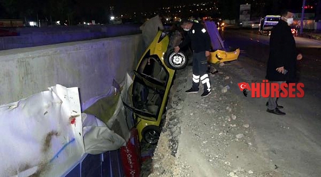 Otomobilin çarptığı taksi betonla toprak arasında asılı kaldı