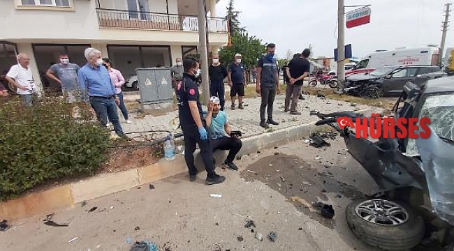 Otomobiller çarpıştı: 2'si ağır 5 yaralı