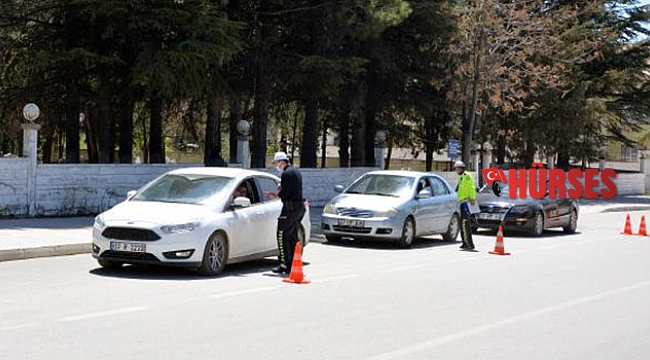 Polisten emniyet kemeri ve cep telefonu uygulaması