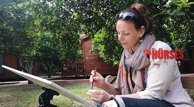 Rus turist tatil için geldiği Çıralı'da baharı resmediyor