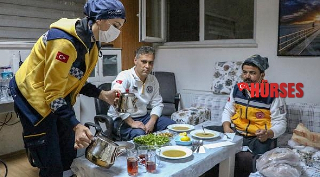 Sağlık çalışanları ilk sahuru görev başında yaptı