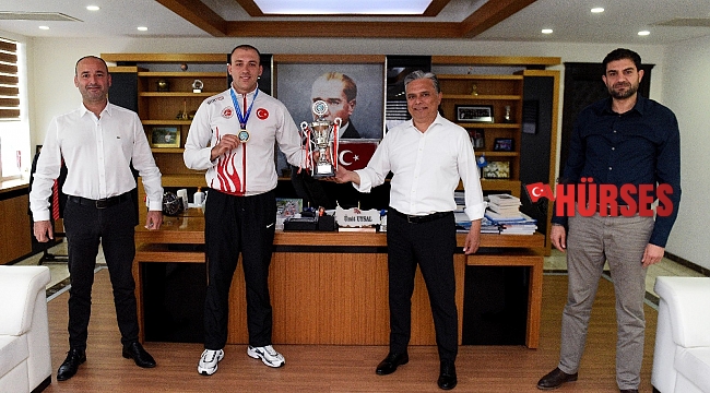 Şampiyondan zafer pozu