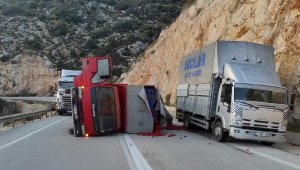 Sebze yüklü kamyon devrildi