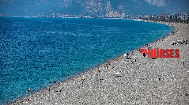 Tam kapanma öncesi Konyaaltı sahili doldu