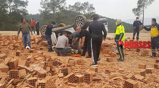 Tuğla yüklü kamyonla otomobil çarpıştı: 4 yaralı