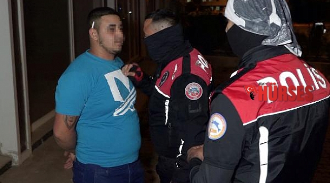 Uzaklaştırmaya rağmen balkondan ateş açtı