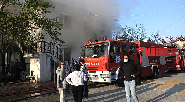 Yaşlı çift yanan evlerini gözyaşları içinde izledi