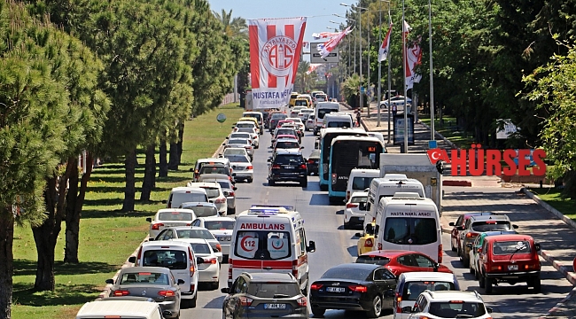 1 kilometrelik araç kuyruğundaki sürücüler ambulans için seferber oldu