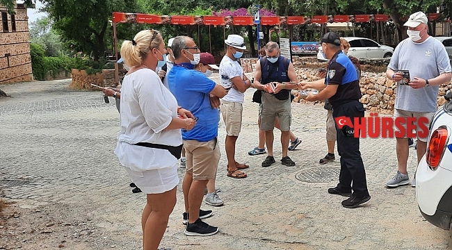 Alanya polisi turistlere harita dağıttı