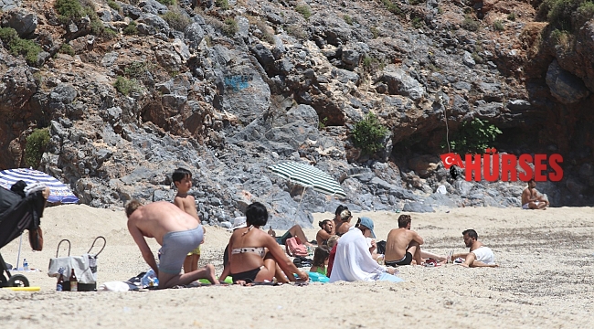 Alanya'da kısıtlamadan muaf turistler plajları doldurdu