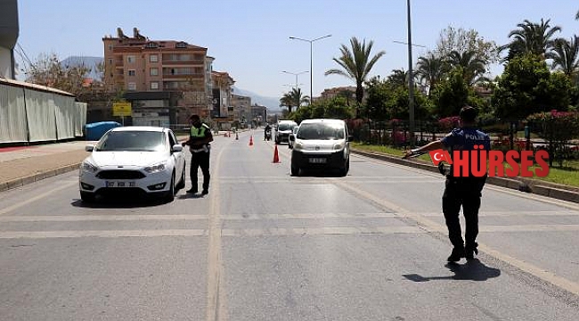 Alanya'da polis denetimlerini sürdürdü