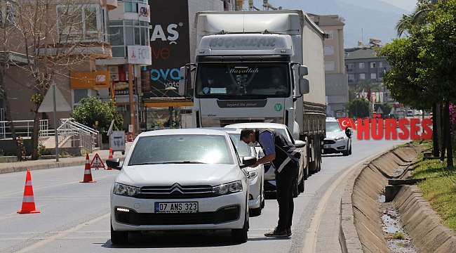 Alanya'da polis ekiplerinden sıkı 'tam kapanma' denetimi