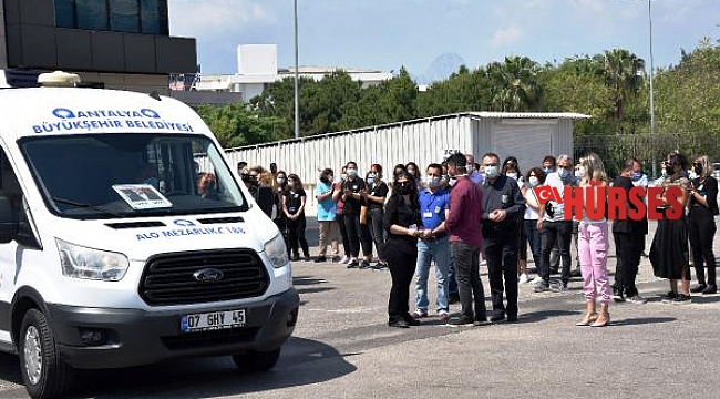 Alkışlarla son yolculuğuna uğurlandı