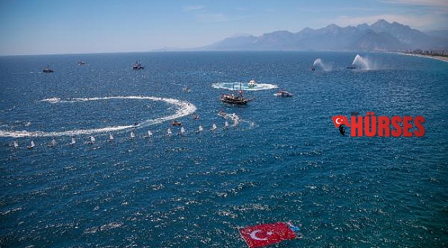 Antalya açıklarında deniz araçlarıyla '19 Mayıs' gösterisi