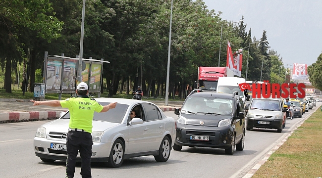 Antalya'da araçlar tek tek denetlendi, uzun araç kuyrukları oluştu